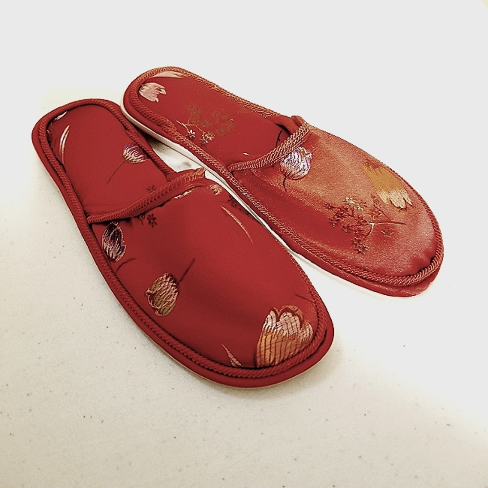 TT Group Classic Wanderlust Red Satin Floral Slippers XS Small Petite Narrow